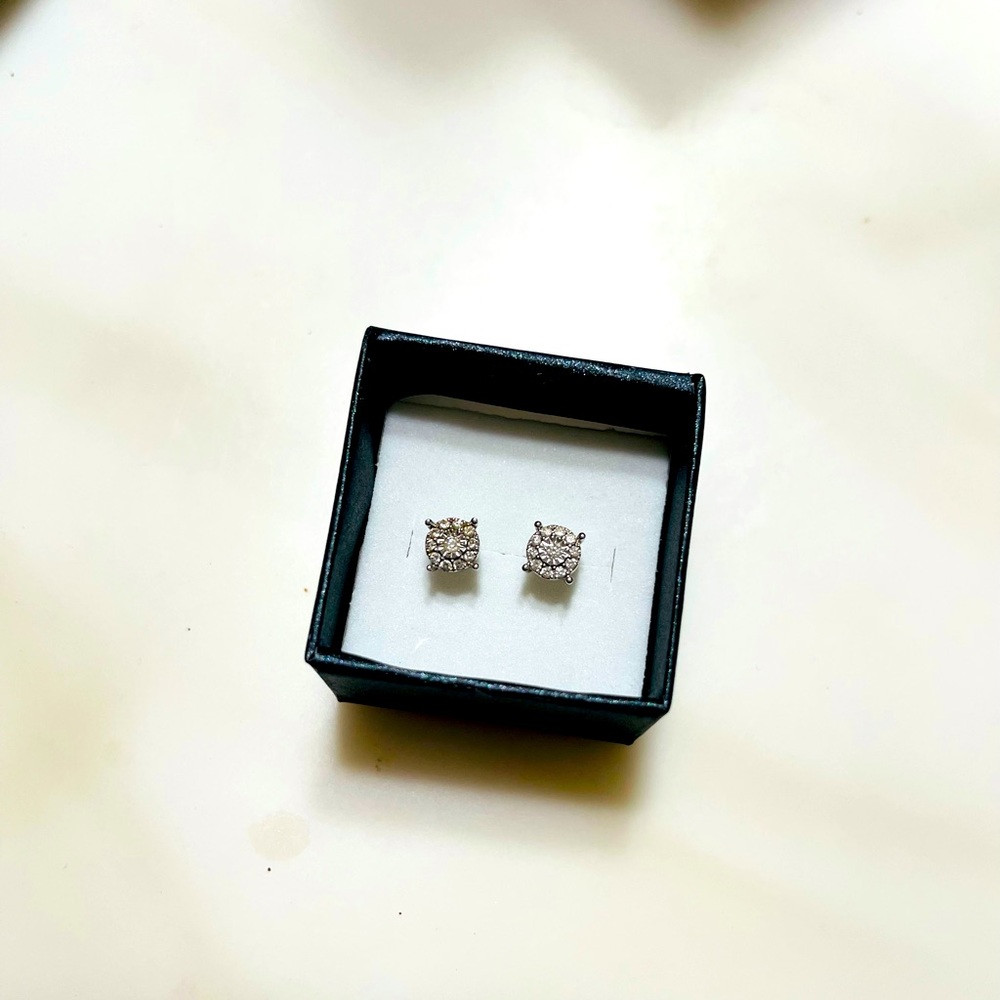 10k White Gold Diamond Studs
